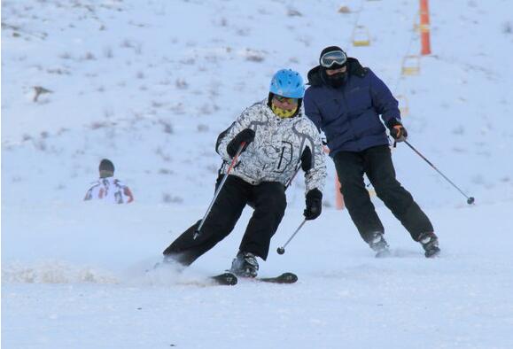 直升机滑雪惊爆国人眼球 新疆阿勒泰旅游重磅出击