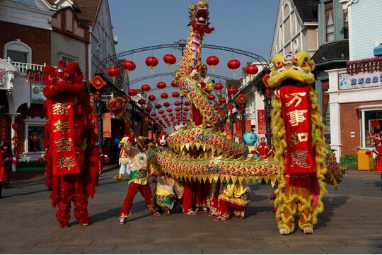 上海欢乐谷打造“百相庙会中国年”