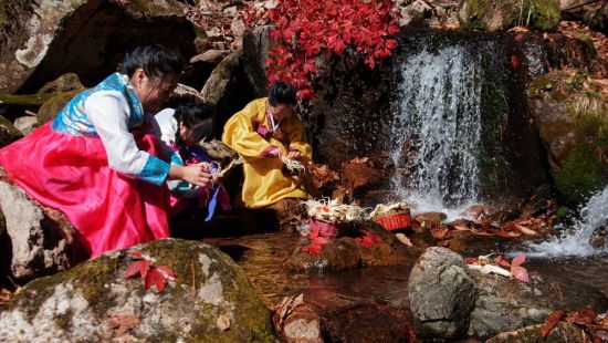 朝鲜族妇女在秋水旁洗人参(来源：集安市旅游局) 